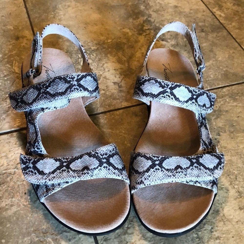 Trotters Kip sandals sz 7.5